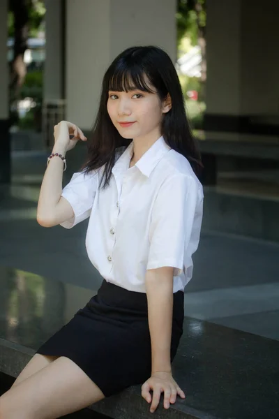 Retrato Tailandês Adulto Estudante Universidade Uniforme Bela Menina Relaxar Sorrir — Fotografia de Stock