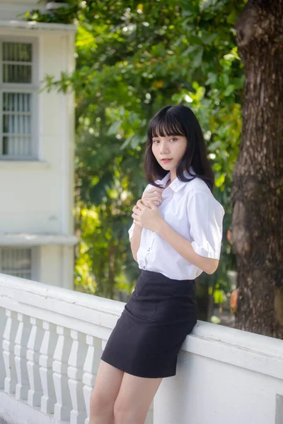 Retrato Tailandês Adulto Estudante Universidade Uniforme Bela Menina Relaxar Sorrir — Fotografia de Stock