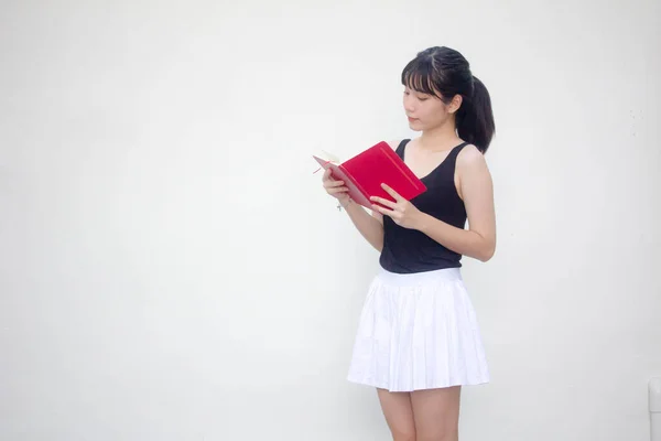 色彩艳丽的大姑娘黑衬衫白裙读红书的肖像 — 图库照片