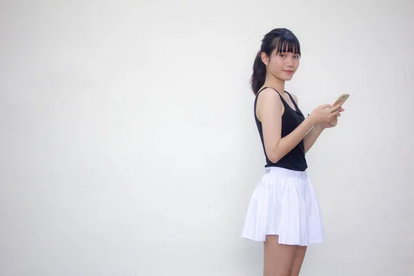 タイのポートレート大人美しいです女の子黒シャツホワイトスカート使用して彼女のスマートフォン — ストック写真