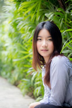 Tayland portresi yetişkin güzel kız rahatla ve gülümse