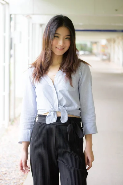 Portrét Thajského Porcelánu Dospělá Krásná Dívka Relaxovat Usmívat — Stock fotografie