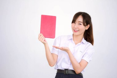 Asya Taylandlı lise öğrencisi üniforması. Güzel kız bir kitap okumuş.