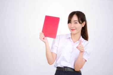Asya Taylandlı lise öğrencisi üniforması. Güzel kız bir kitap okumuş.