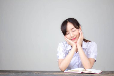 Taylandlı liseli üniformasının portresi. Genç güzel kız mutlu ve rahat.