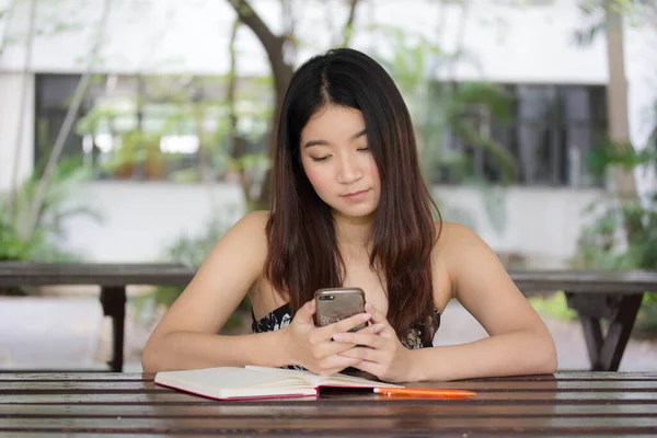 Retrato Tailandês Adulto Linda Menina Usando Seu Telefone Inteligente — Fotografia de Stock
