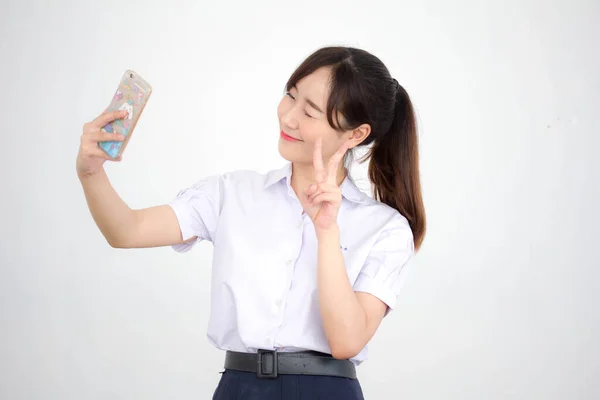 Taylandlı Liseli Üniformasının Portresi Güzel Kız Akıllı Telefonuyla Selfie Çekiyor — Stok fotoğraf