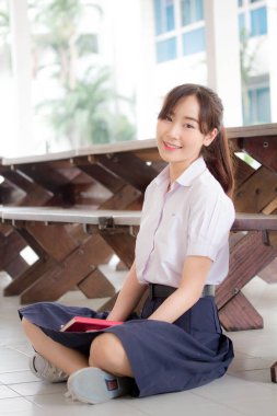 Taylandlı liseli üniformasının portresi. Genç güzel kız mutlu ve rahat.