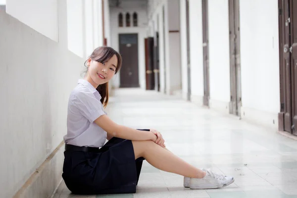 Portret Tailandez Liceu Student Uniforma Adolescenta Frumoasa Fata Fericit Relaxa — Fotografie, imagine de stoc