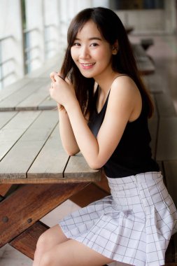 Tayland portresi yetişkin güzel kız rahatla ve gülümse