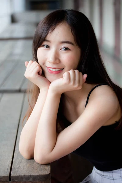 Portret Van Thai China Volwassen Mooi Meisje Ontspannen Glimlachen — Stockfoto