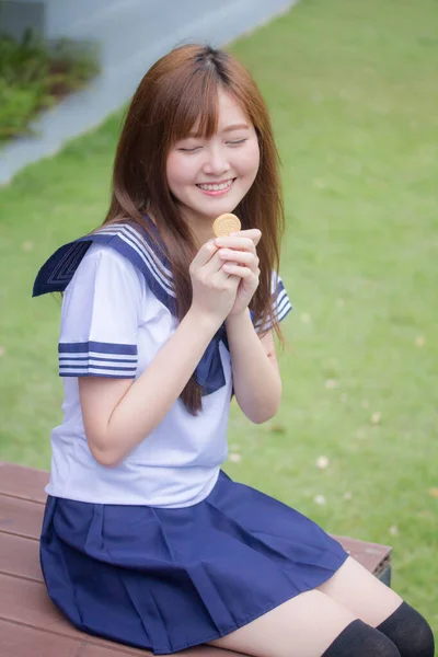 Retrato Tailandês Adolescente Linda Menina Japonês Estudante Uniforme Feliz Relaxar — Fotografia de Stock