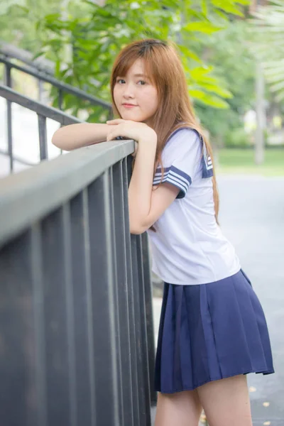 Retrato Tailandés Adolescente Hermosa Chica Japonés Estudiante Uniforme Feliz Relajarse — Foto de Stock