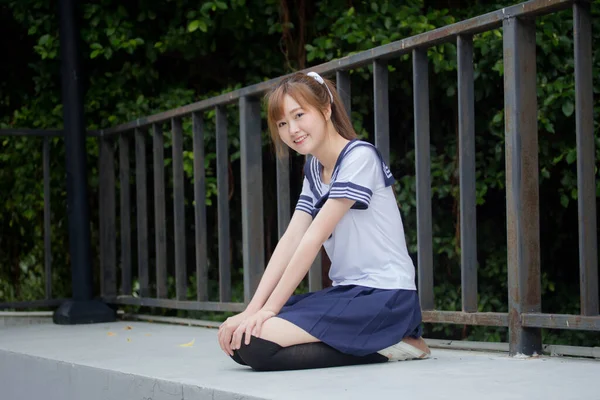 Retrato Tailandés Adolescente Hermosa Chica Japonés Estudiante Uniforme Feliz Relajarse — Foto de Stock