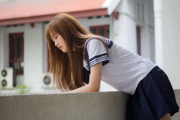 Retrato Tailandês Adolescente Linda Menina Japonês Estudante Uniforme Feliz Relaxar — Fotografia de Stock