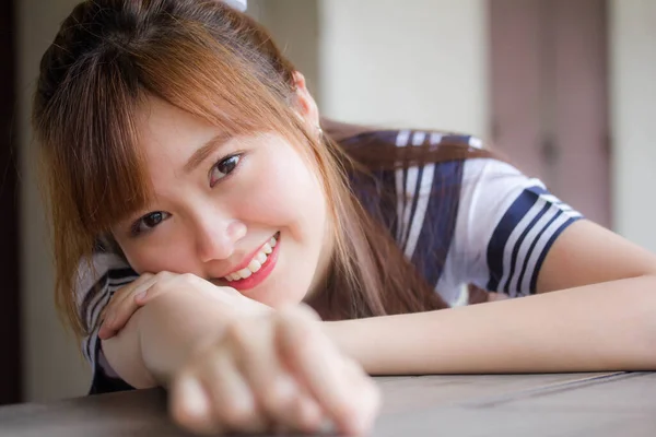 Retrato Tailandês Adolescente Linda Menina Japonês Estudante Uniforme Feliz Relaxar — Fotografia de Stock