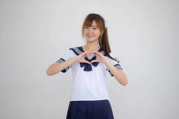 Portret Tajskiej Nastolatki Piękna Dziewczyna Japońskim Uniformie Studenckiej Dać Serce — Zdjęcie stockowe