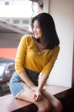 Tayland pantolonu portresi etek sarı gömlek yetişkin güzel kız rahatla ve gülümse