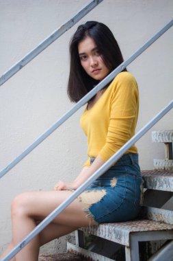 Tayland pantolonu portresi etek sarı gömlek yetişkin güzel kız rahatla ve gülümse