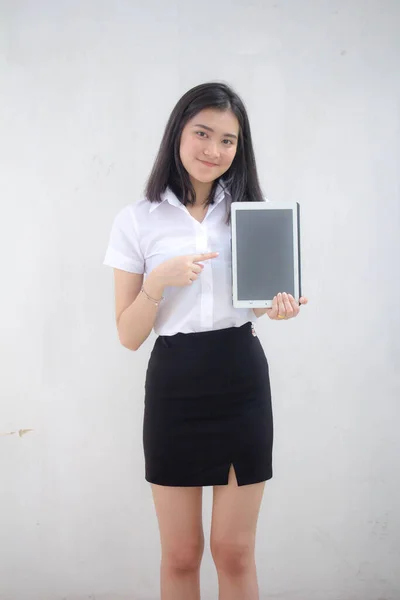 Taylandlı Yetişkin Öğrenci Üniforması Tabletini Kullanan Güzel Bir Kızın Portresi — Stok fotoğraf