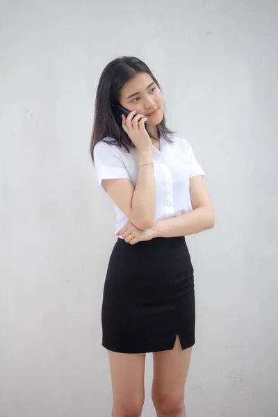 タイの肖像大人学生大学制服美しいです女の子と呼ばれるスマートフォン — ストック写真