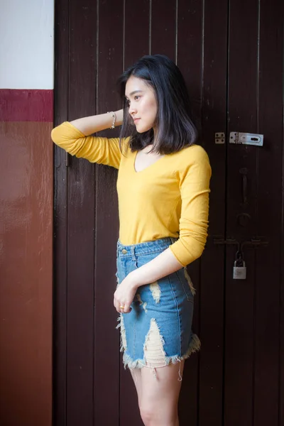 Портрет Тайської Джинсової Спідниці Жовта Сорочка Дорослих Красива Дівчина Розслабляється — стокове фото