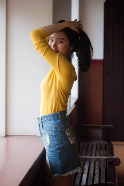 Retrato Tailandés Jeans Falda Camisa Amarilla Adulto Hermosa Chica Relajarse — Foto de Stock