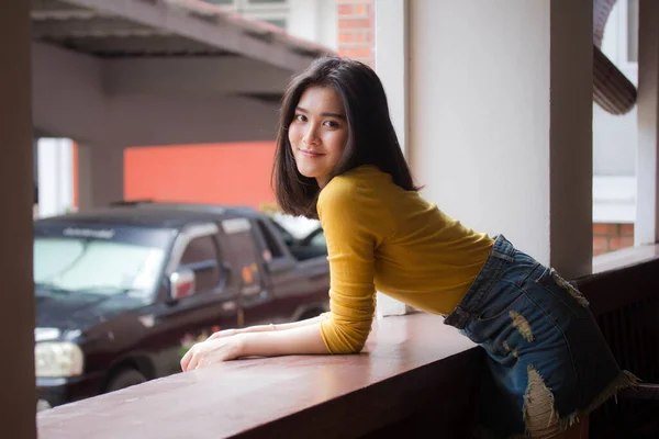 Retrato Tailandês Jeans Saia Camisa Amarela Adulto Linda Menina Relaxar — Fotografia de Stock