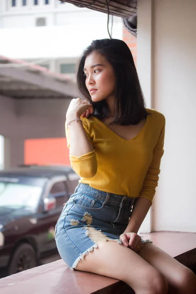 Portrét Thajské Džíny Sukně Žlutá Košile Dospělá Krásná Dívka Relaxovat — Stock fotografie