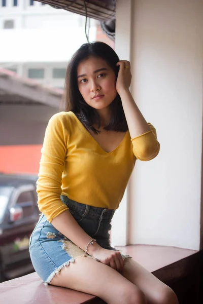 Retrato Tailandés Jeans Falda Camisa Amarilla Adulto Hermosa Chica Relajarse —  Fotos de Stock
