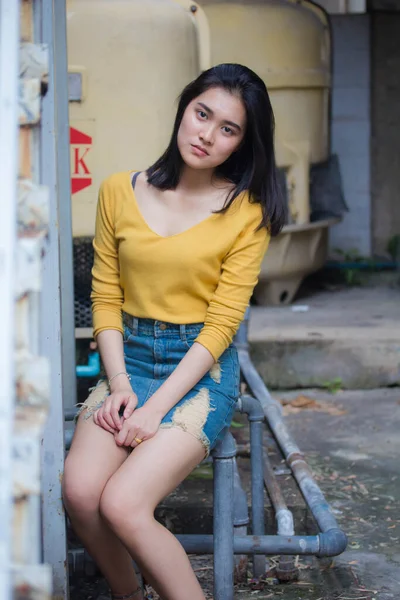 Retrato Tailandés Jeans Falda Camisa Amarilla Adulto Hermosa Chica Relajarse —  Fotos de Stock