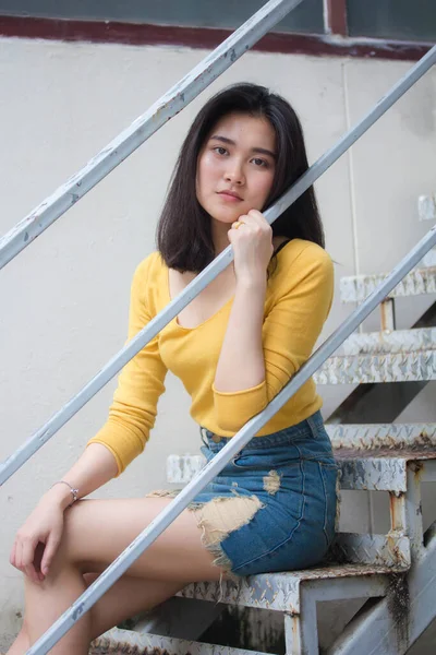 Portrait Thai Jeans Jupe Chemise Jaune Adulte Belle Fille Détendre — Photo