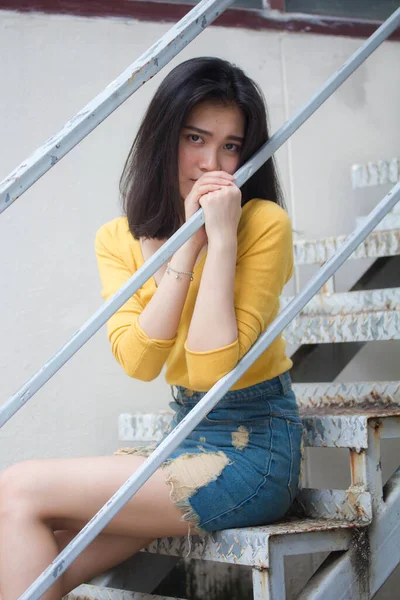 Portret Thai Jeans Spódnica Żółty Koszula Dorosła Piękna Dziewczyna Relaks — Zdjęcie stockowe