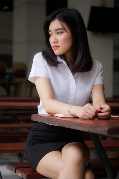 Retrato Tailandés Estudiante Adulto Universidad Uniforme Hermosa Chica Relajarse Sonreír — Foto de Stock