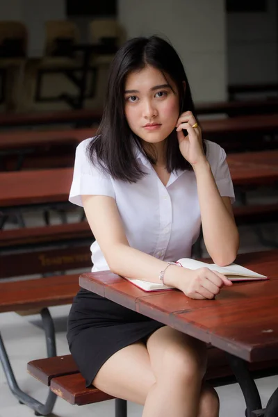 Retrato Tailandês Adulto Estudante Universidade Uniforme Bela Menina Relaxar Sorrir — Fotografia de Stock