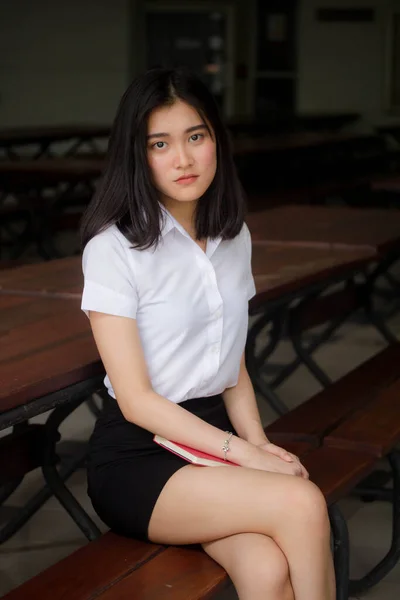 Retrato Tailandés Estudiante Adulto Universidad Uniforme Hermosa Chica Relajarse Sonreír — Foto de Stock