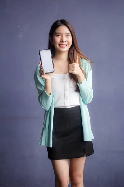 Thai Κίνα Ενηλίκων Γραφείο Κορίτσι Λευκό Πουκάμισο Δείχνουν Έξυπνο Τηλέφωνό — Φωτογραφία Αρχείου