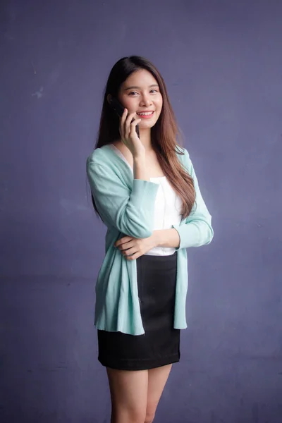 タイ中国大人のオフィスの女の子白いシャツスマートフォンと呼ばれる — ストック写真