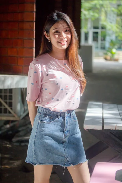 Ritratto Thai Adulto Bella Ragazza Rosa Camicia Blu Jeans Rilassarsi — Foto Stock