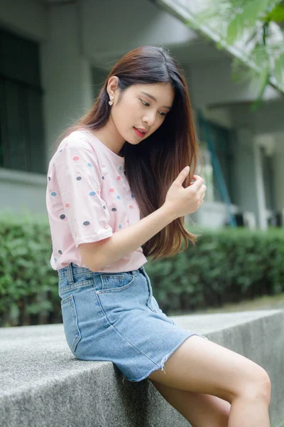 Portret Thailandez Adult Frumos Fată Cămașă Roz Blugi Albastru Relaxa — Fotografie, imagine de stoc