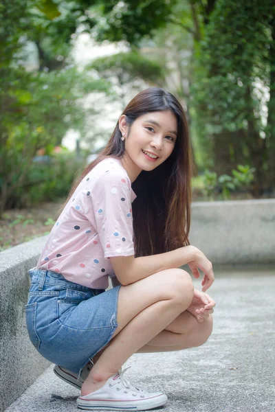 Portrét Thajské Dospělé Krásné Dívky Růžová Košile Modré Džíny Relaxovat — Stock fotografie