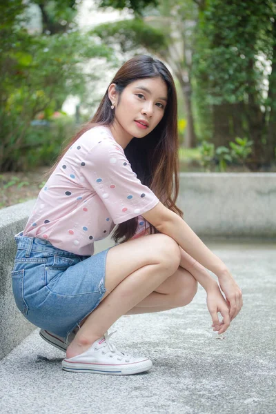 Retrato Tailandês Adulto Linda Menina Rosa Camisa Azul Jeans Relaxar — Fotografia de Stock