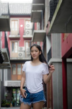 Asia Thai Teen White tişörtü Güzel kız mutlu ve rahat