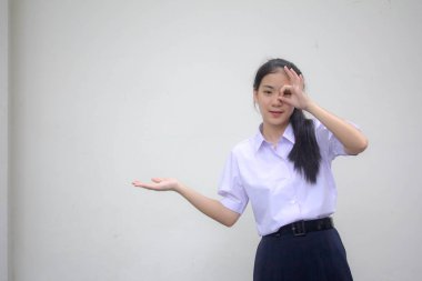 Taylandlı liseli üniformasının portresi Güzel kız elini göster