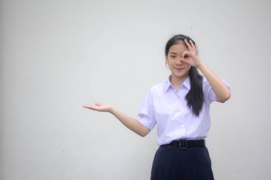 Taylandlı liseli üniformasının portresi Güzel kız elini göster