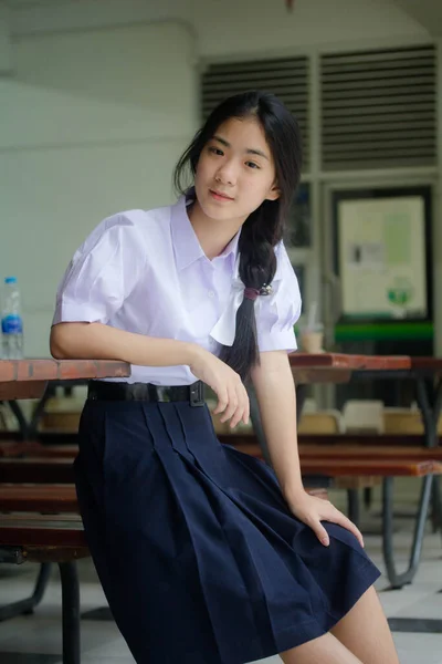 Portrait Thai Lycéen Uniforme Adolescent Belle Fille Heureux Détendre — Photo