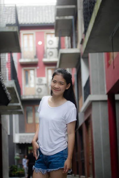 Azjatyckie Tajski Nastolatek Biały Shirt Piękna Dziewczyna Szczęśliwy Zrelaksować — Zdjęcie stockowe