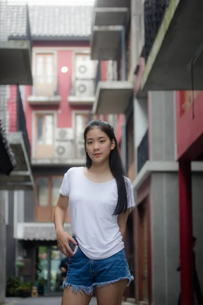Azjatyckie Tajski Nastolatek Biały Shirt Piękna Dziewczyna Szczęśliwy Zrelaksować — Zdjęcie stockowe