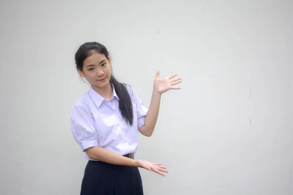 Portret Tajskiego Ucznia Szkoły Średniej Mundur Piękna Dziewczyna Pokazać Rękę — Zdjęcie stockowe