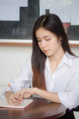 Tayland porseleni, yetişkin ofis kızı beyaz gömlek. Kitap yaz.